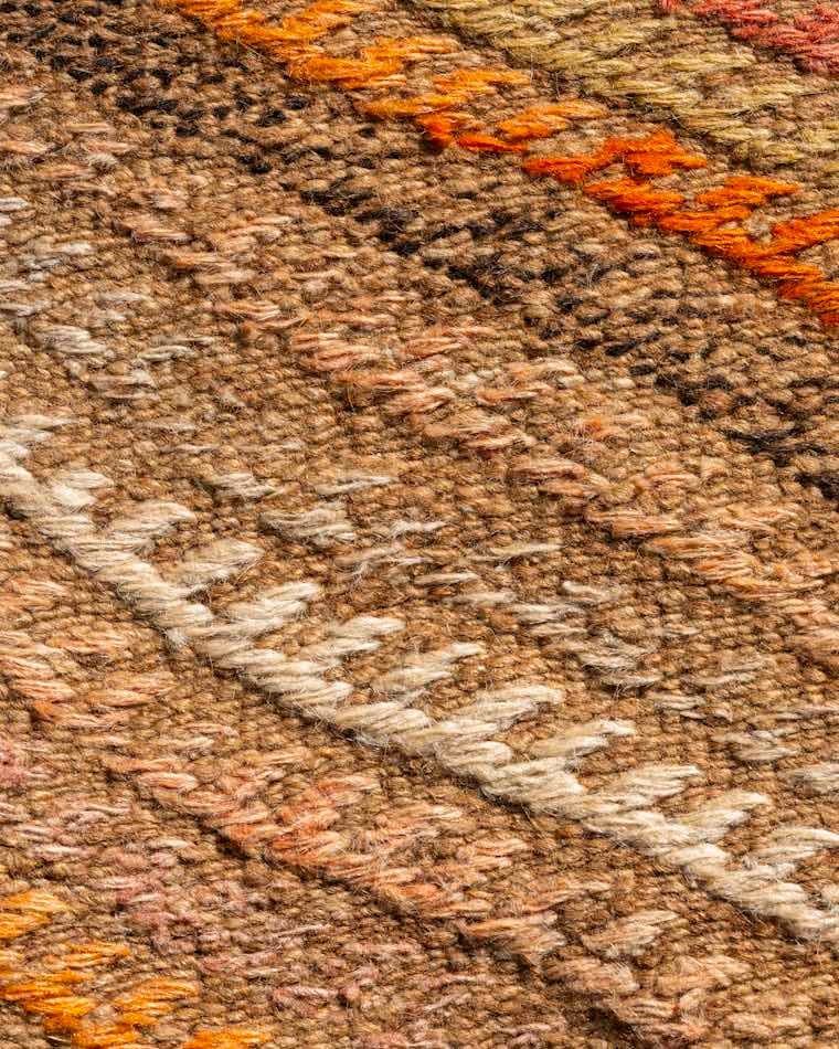 Alfombra de lana tejida a mano con patrones multicolor