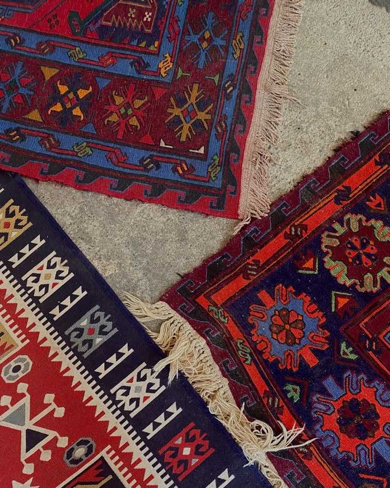 Alfombra grande de lana con patrones tradicionales tejida a mano