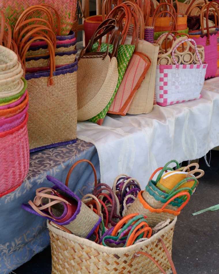 Carteras y bolsos tejidos en fibras naturales de colores