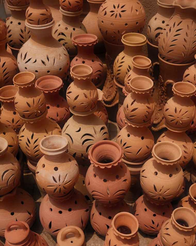 Piezas de terracota hechas a mano y quemadas en horno de leña