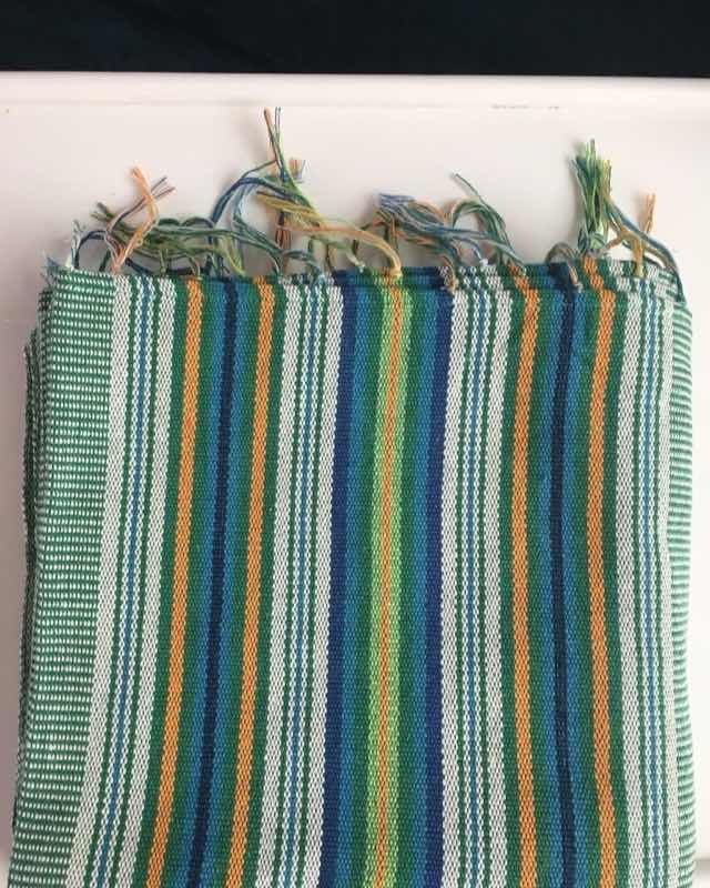 Individuales de mesa a rayas verdes, azules y amarillas tejidos a mano