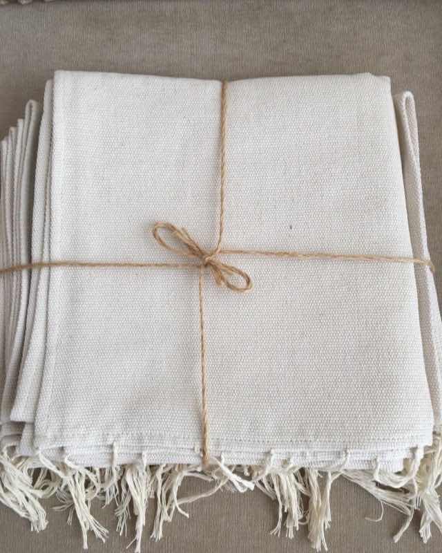 Set de individuales de mesa en algodón crudo con flecos, atados con cordel natural