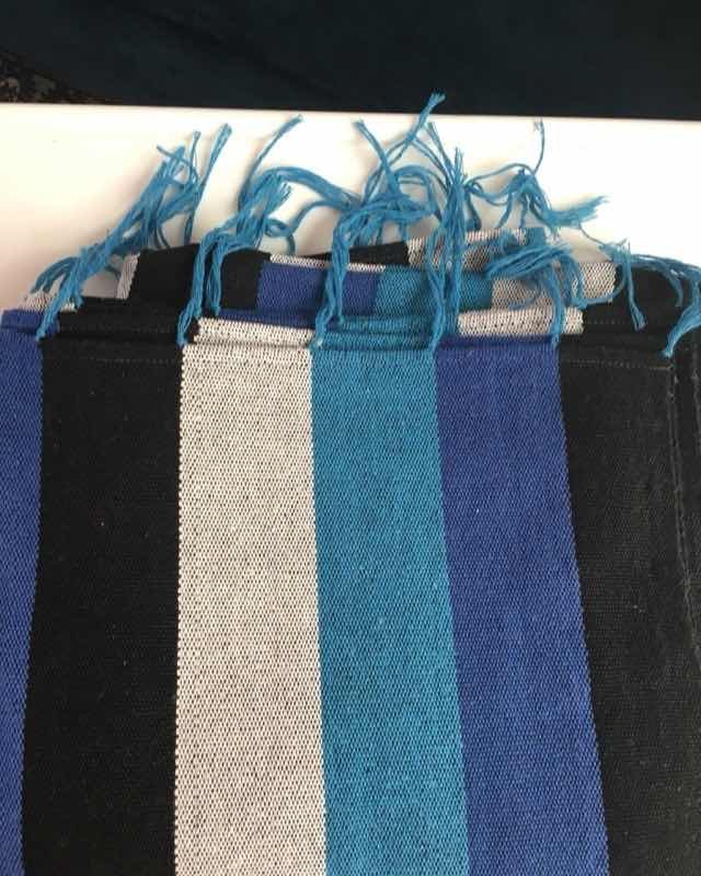 Jerga de lana con franjas azules, turquesa y negro y flecos turquesa