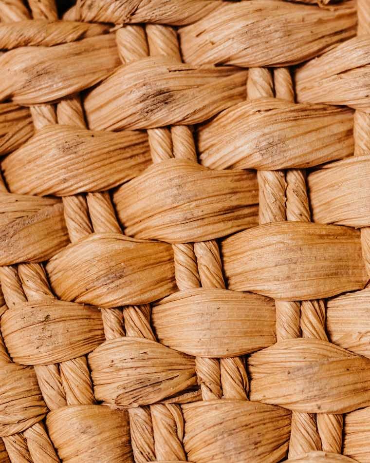 Detalle de la textura de una fibra natural tejida a mano