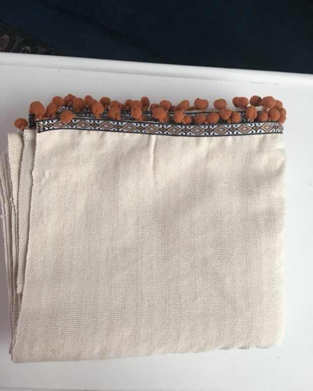 Manta multiuso delgada de algodón crudo con pompones terracota