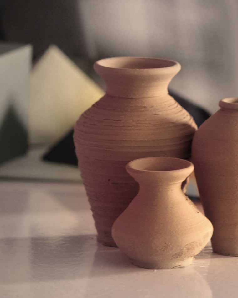 Tres vasijas de barro cocido de distintos tamaños