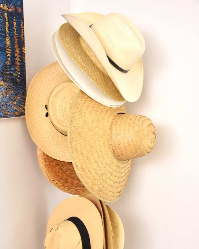 Sombreros de paja toquilla apilados en un exhibidor de madera