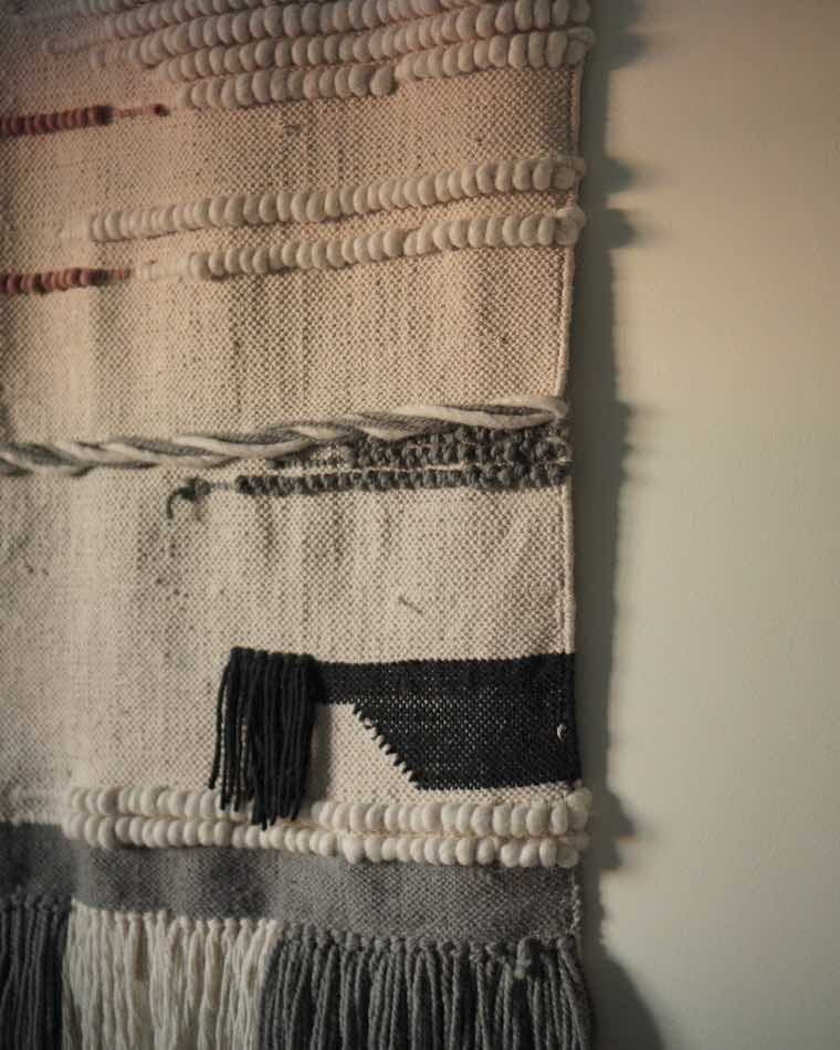 Tapiz de pared tejido a mano en fibras naturales con textura en relieve
